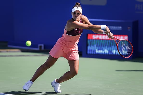 Puig ofrece un servicio en el segundo round en el partido contra la estadounidense Alison Riske en el tercer día del Abierto de Wuhan.