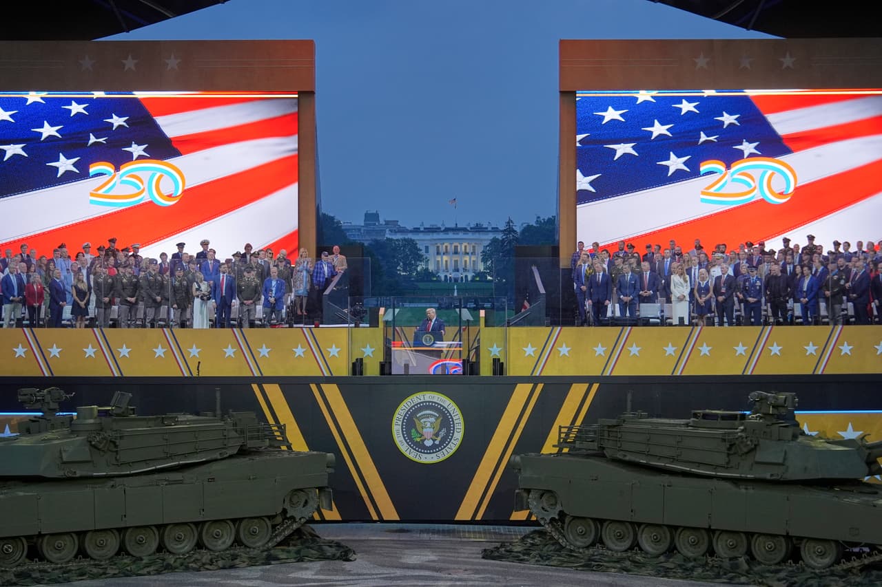 Además de la exhibición de fuerza, 
<b>Trump ofreció un discurso proyectado en pantallas gigantes</b>, en el que afirmó que “el país necesita orden, y el Ejército es la columna vertebral de esa promesa”.