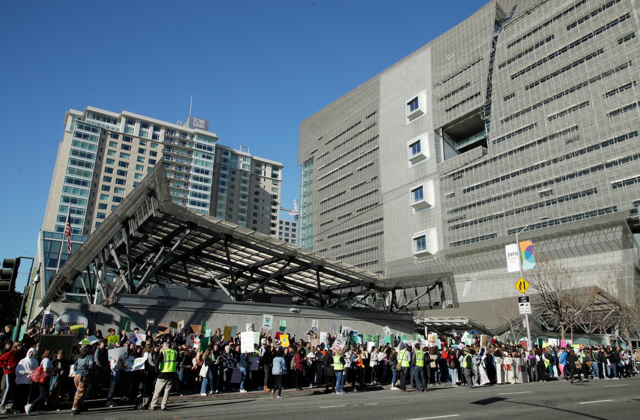 Cantando y tocando tambores, la multitud, compuesta en gran parte por jóvenes, sostenía carteles con mensajes que expresaban su frustración ante la crisis. Algunos de los carteles decían "Más árboles porfavor" y "Google toma acción".
<br>