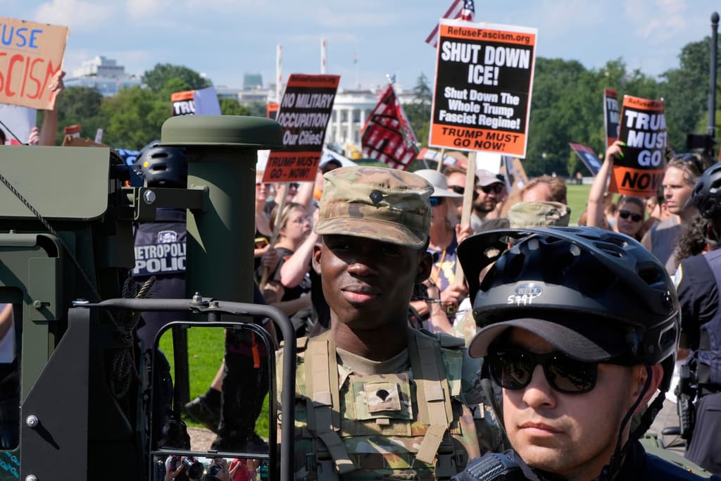 <b>Más de 36 grupos y el Comité Nacional Demócrata organizaron las protestas</b>, coordinando eventos en 20 estados. En DC, esto refleja una coalición diversa de activistas, desde derechos civiles hasta ambientales, unidos contra lo que llaman "usurpación autoritaria" de Trump.
<br>