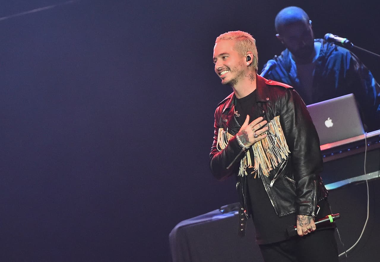 El papá del cantante fue también su primer manager, y tal como lo enseñó de chico, una vez que creció él siguió llenándolo de lecciones y de vez en cuando hasta un regaño a tiempo.