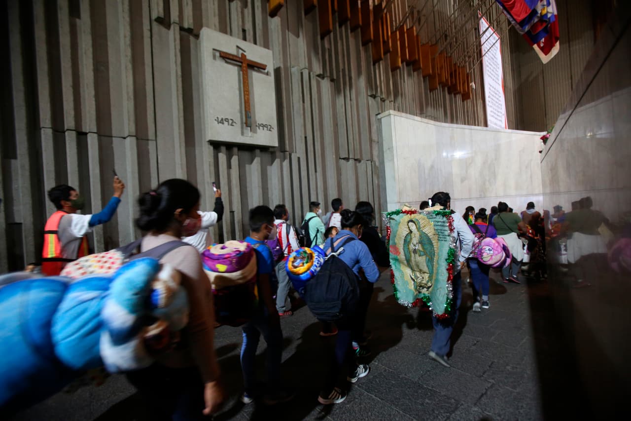 Devotos de la virgen de Guadalupe entran a la Basílica en la capital mexicana. Miles de peregrinos llenaron este sábado los alrededores. Las autoridades locales calculan que llegarán alrededor de 42,000 peregrinos, una cifra considerable pero aún menor a los centenares de miles de otros años.