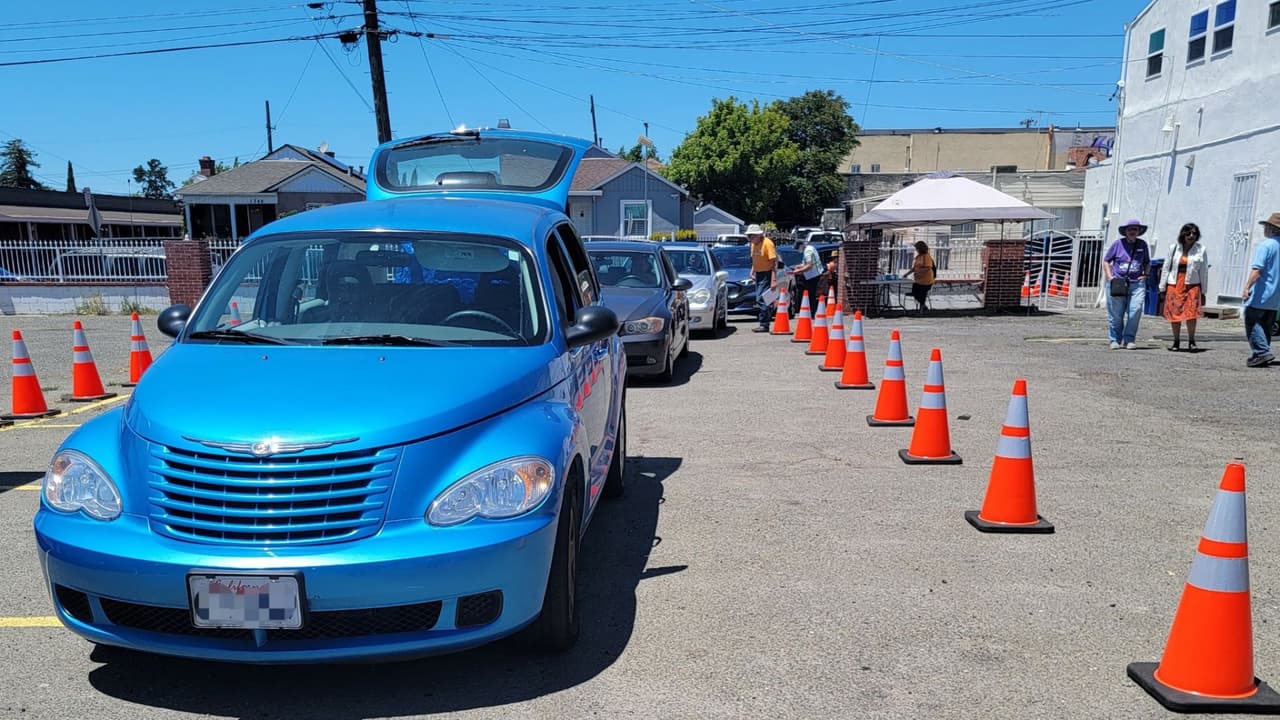 Los participantes se hicieron fila durante horas para entregar sus armas de fuego y cambio recibieron de tarjetas de regalo por montos de $100 a $300.
<br>