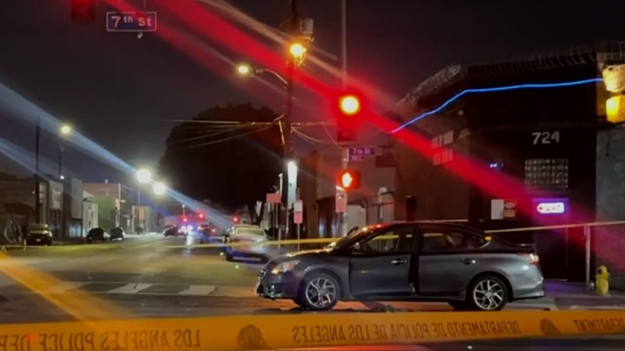 Hallan a un hombre con varias puñaladas dentro de un auto en Los Ángeles: murió en el hospital