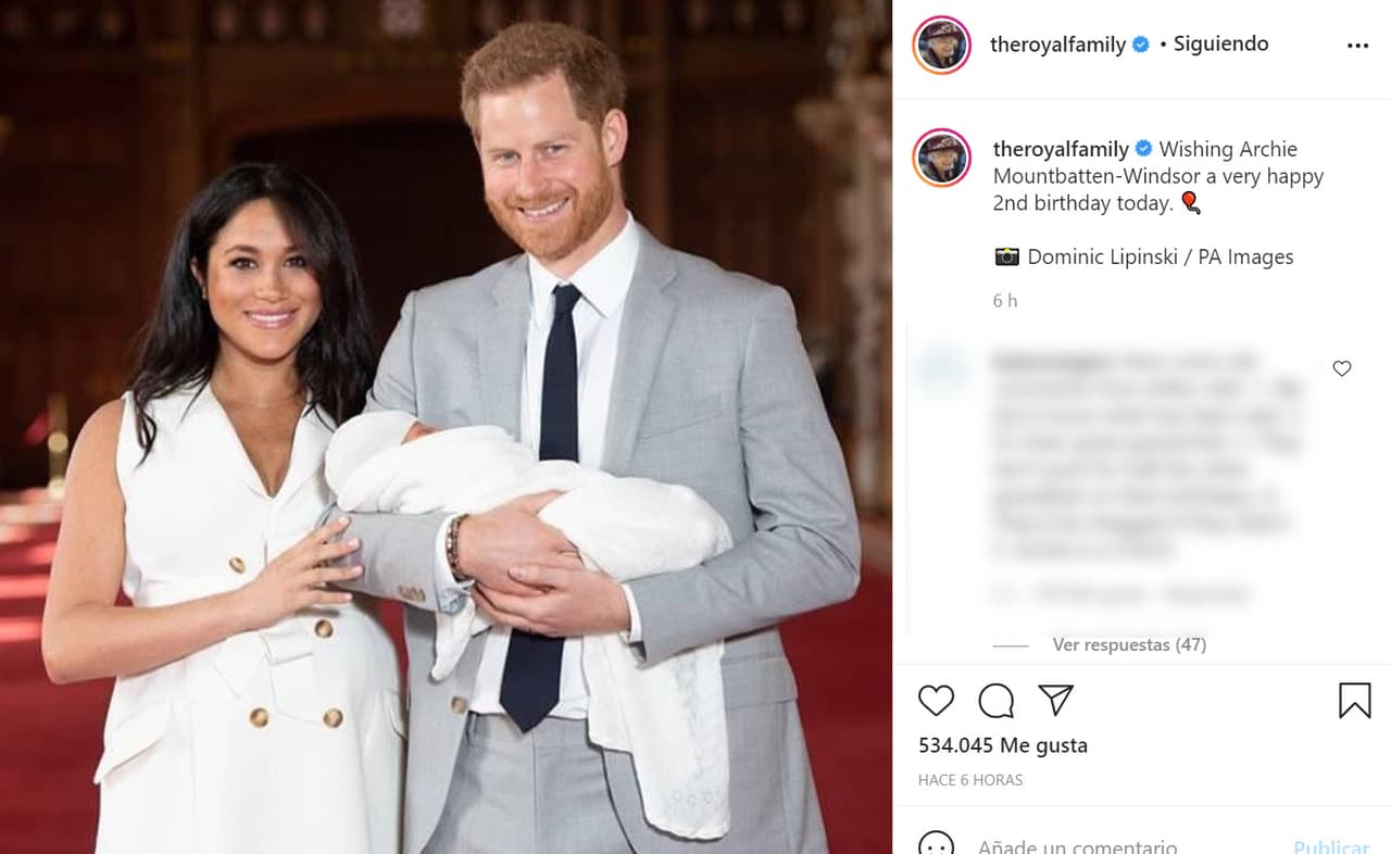 La reina Isabel lideró los mensajes de felicitación por parte de la familia real. Su bisabuela utilizó una del día en que 
<b><a href="https://www.univision.com/famosos/meghan-markle-y-el-principe-harry-presentan-a-su-bebe-archie-harrison-mountbatten-windsor-fotos" target="_blank">fue presentado ante el mundo</a></b> en brazos de sus padres. "Deseando a Archie Mountbatten-Windsor (su nombre completo) 
<b><a href="https://www.instagram.com/p/COhWKhMnDFe/" target="_blank">un muy feliz segundo cumpleaños </a></b>hoy", se lee en el mensaje.