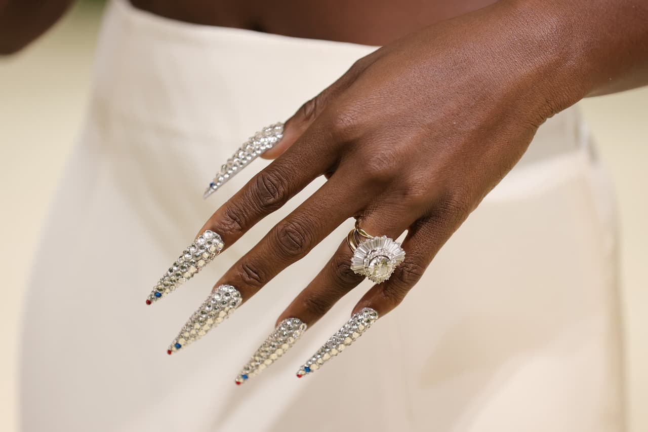 Ponerte uñas encima de las uñas y pestañas encima de las pestañas.