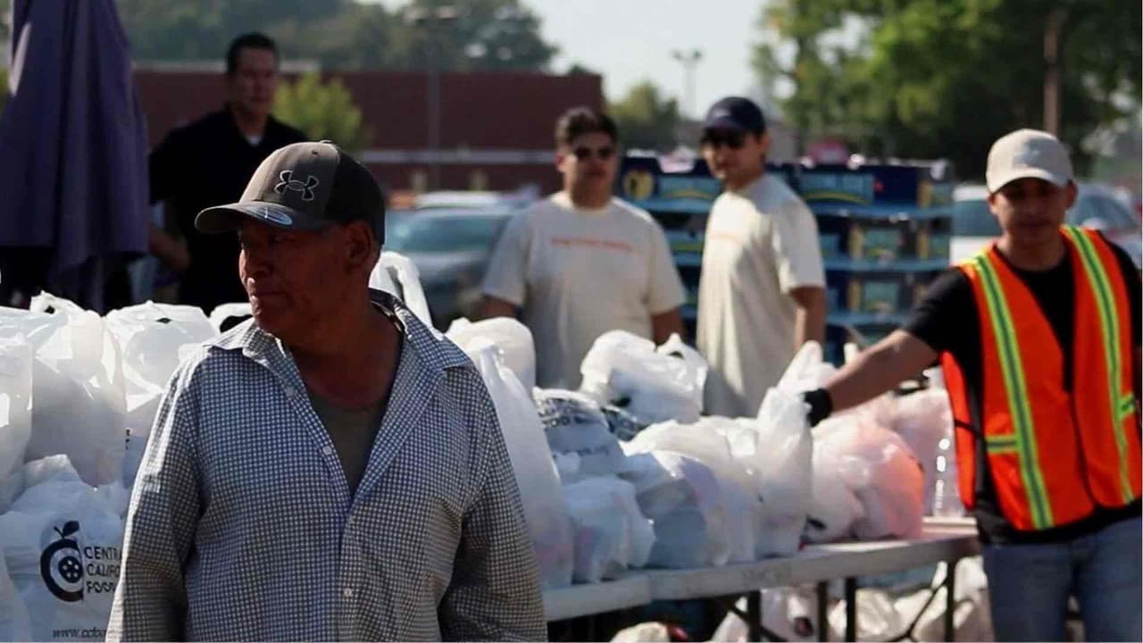 "No hay trabajo y la comida está muy cara": Se distribuyen alimentos gratuitos en Sanger ante el alza de precios