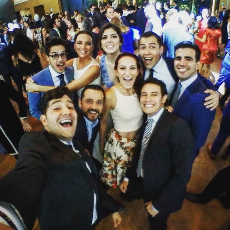 Los amigos de los recién casados demostraron la camaradería y felicidad que les causó el enlace en distintas imágenes.