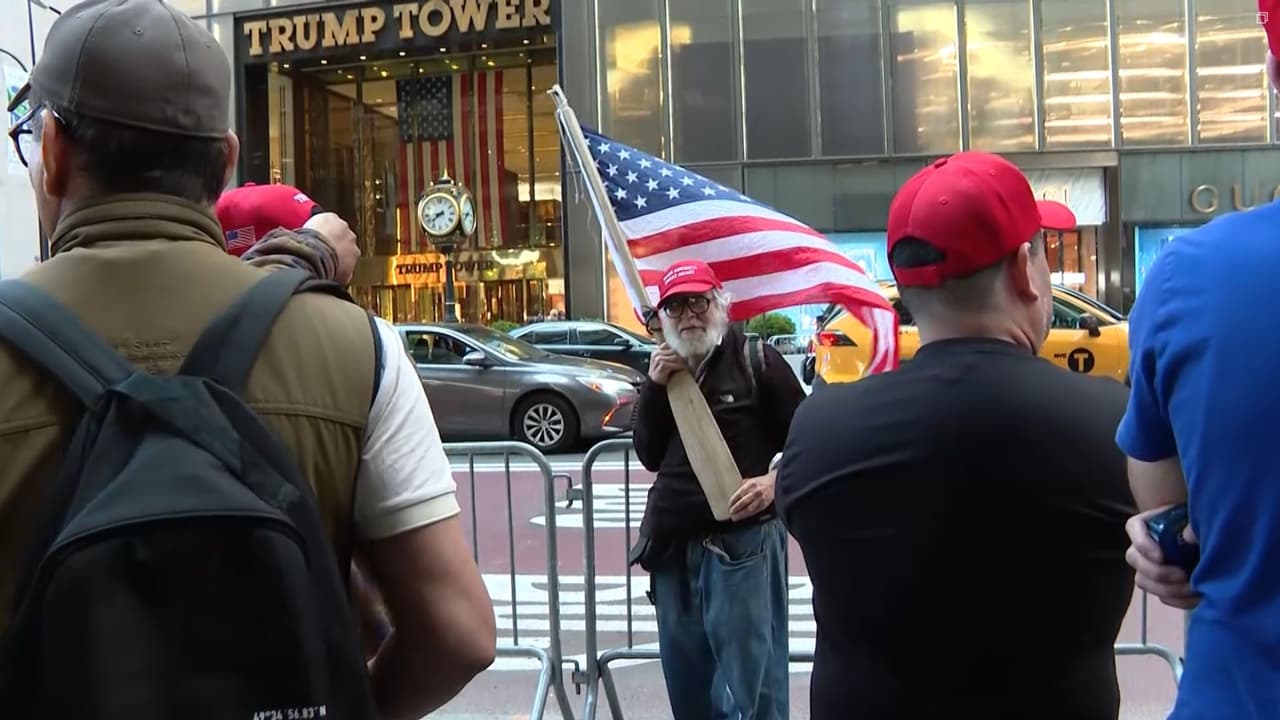 Un pequeño grupo de simpatizantes acudió a la Trump Tower en Manhattan para expresar su apoyo al expresidente.