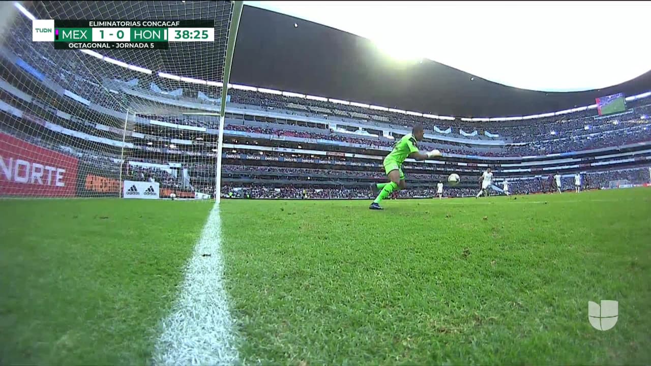 ¡TIRO ATAJADO! disparo por Raúl Jiménez.