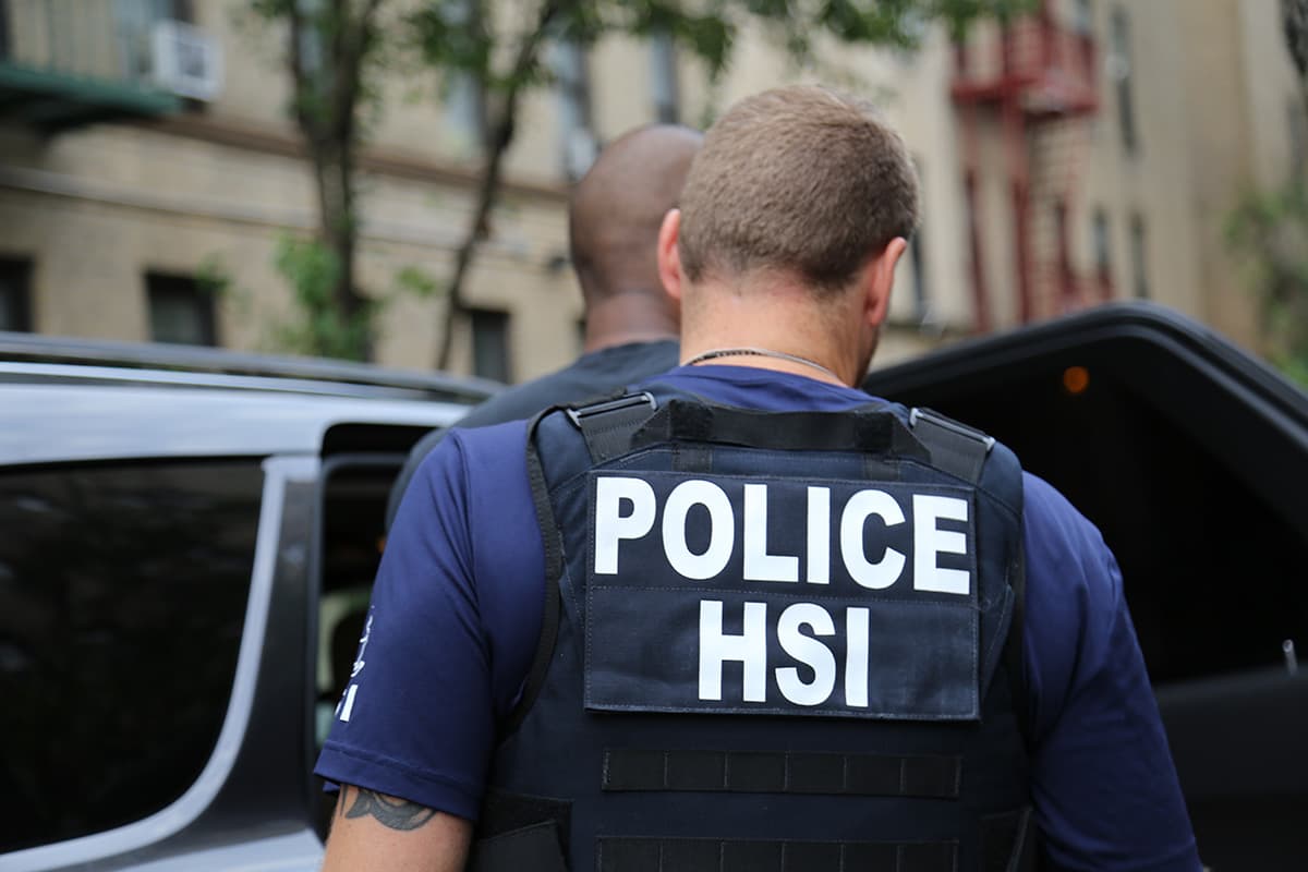 Desmantelan una red de estafa de teléfonos celulares que causó pérdidas por más de un millón de dólares en todo el país