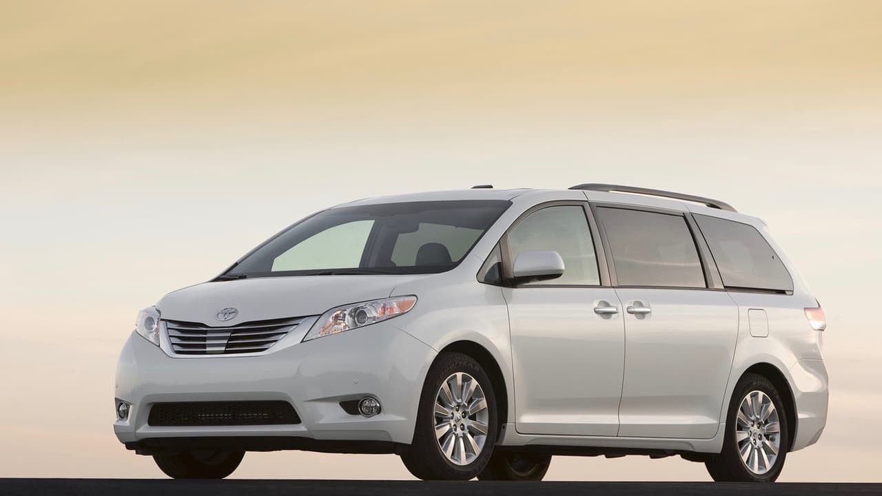 <h3 class="cms-h3-H3">3. Toyota Sienna</h3>
<br>El 16.1% de los dueños de la minivan de Toyota la mantiene en sus manos por más de 15 años, lo que representa 2.2 veces más que el promedio de personas que mantiene sus autos nuevos por más de 15 años.
<br>En la imagen vemos una Toyota Sienna 2011.