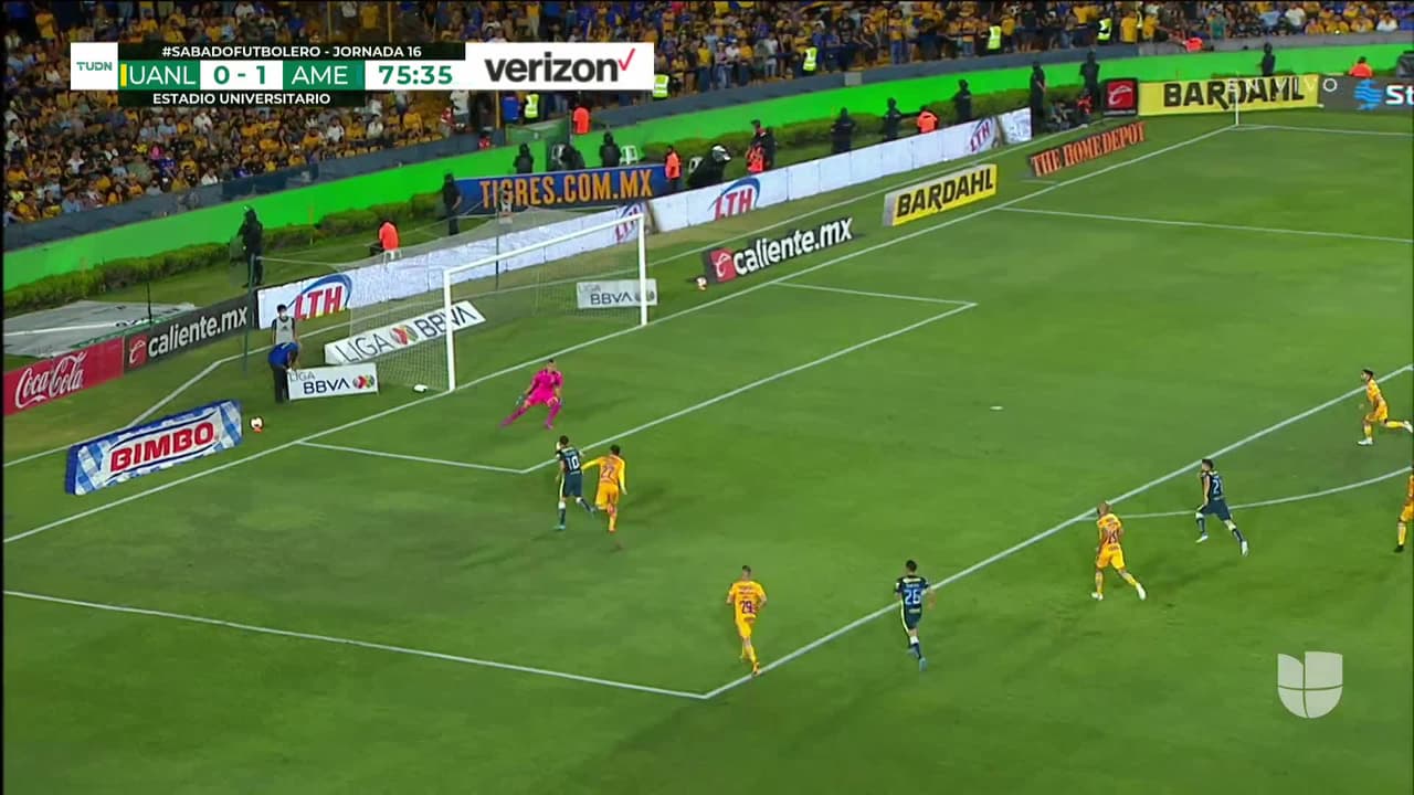 ¡TIRO ATAJADO! disparo por Diego Valdés.