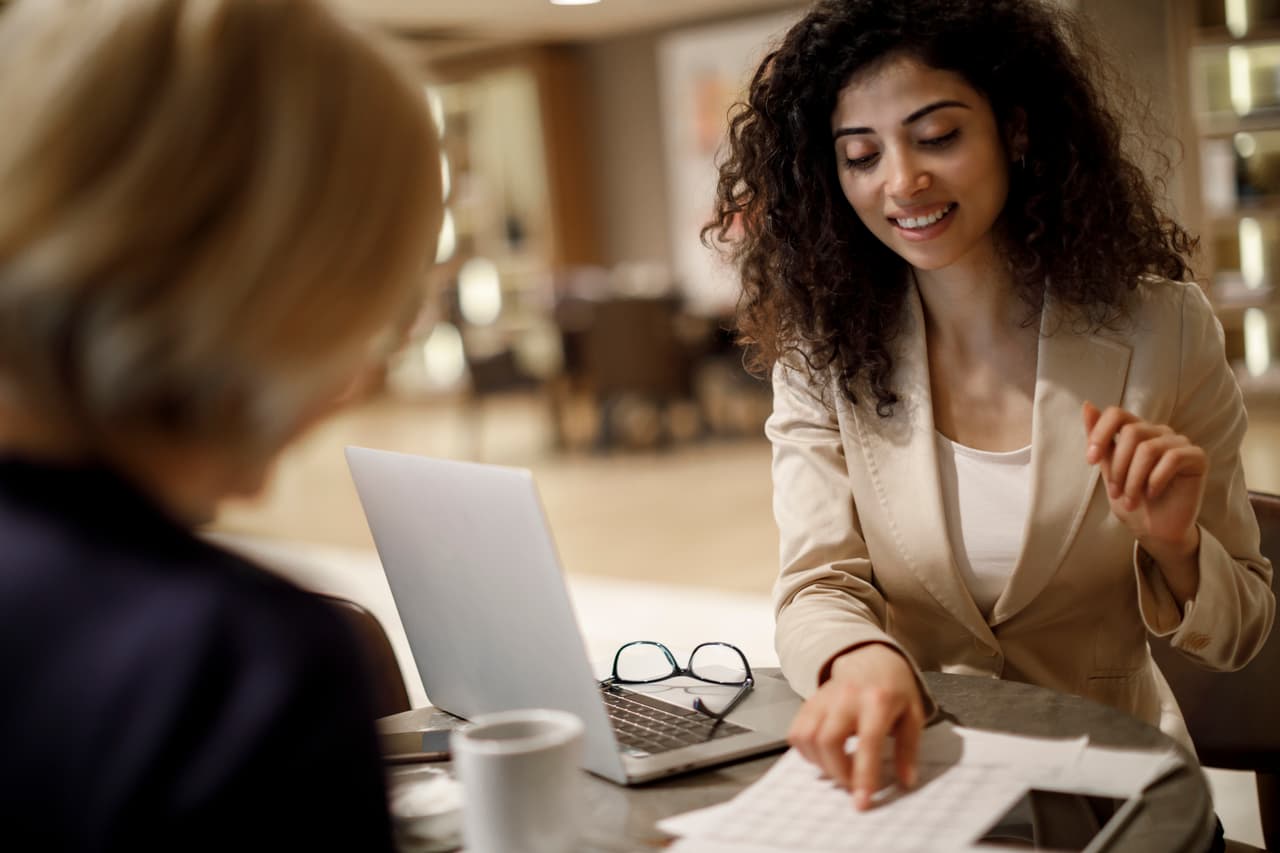 El programa 
<a href="https://www1.nyc.gov/site/dca/consumers/file-your-taxes.page" target="_blank">NYC Free Tax Prep de DCWP</a>, financiado por la ciudad, ofrece múltiples opciones para presentar la declaración de forma gratuita,
<b> incluidos servicios en persona, de devolución, virtuales y en línea. </b>