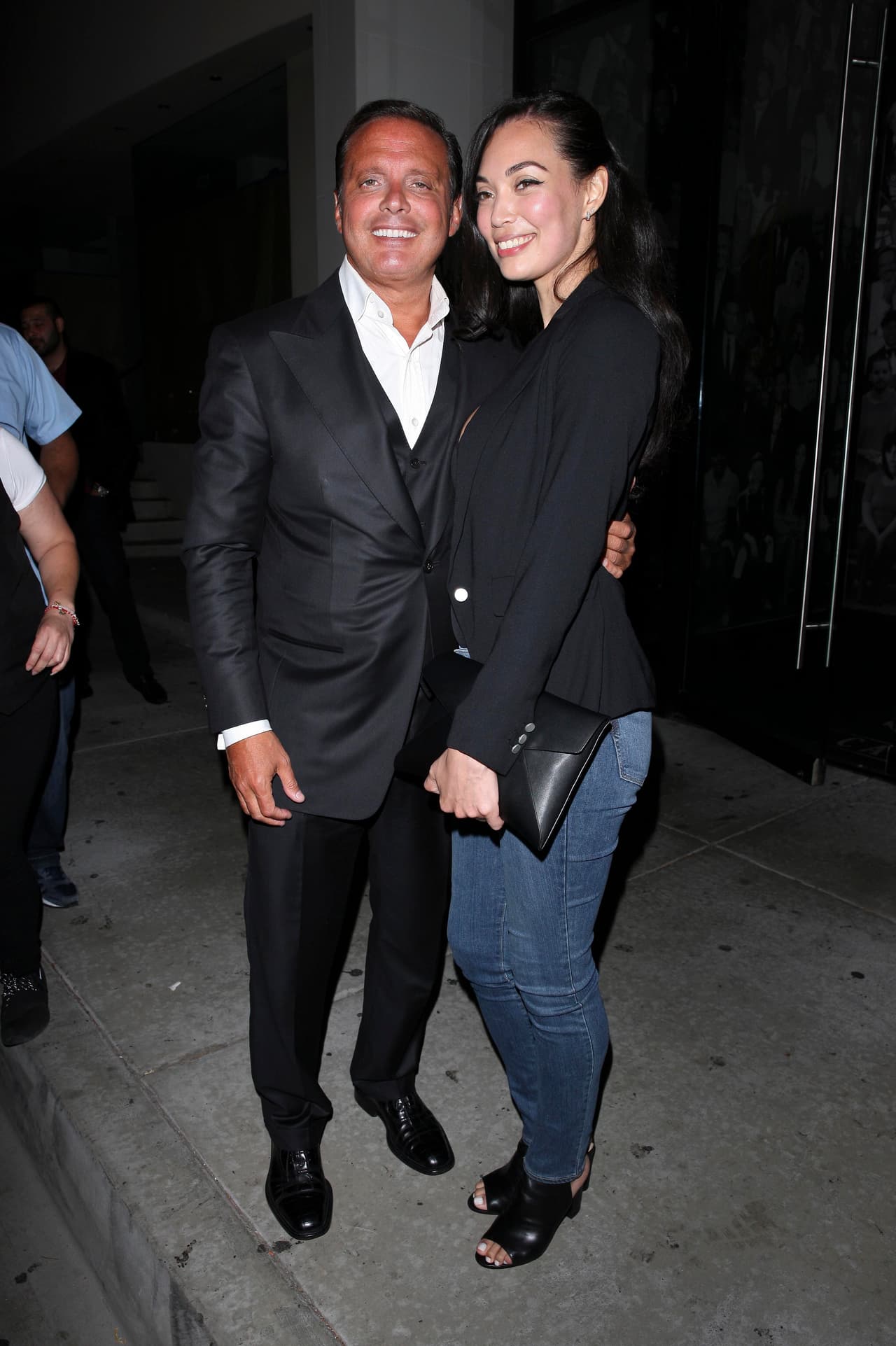 Luis Miguel fue captado con una nueva mujer saliendo de una cena en Los Ángeles el 23 de mayo. El cantante tomó de la mano a su acompañante, la abrazó por la cintura y le abrió la puerta de su Rolls Royce como todo un caballero antes de partir del restaurante Catch.