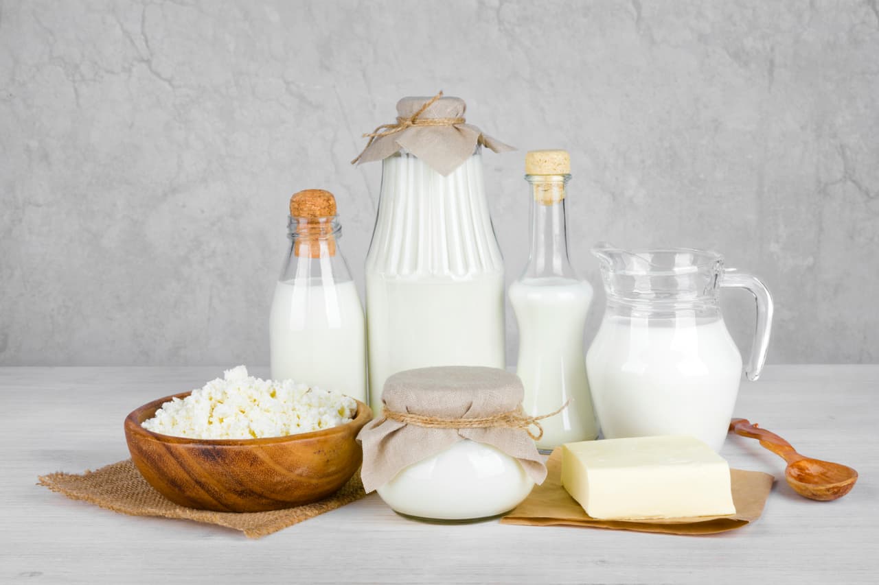 <b>Leche.</b> Uno de los productos más frecuentes en nuestro refrigerador, también tiene propiedades que ayudan a reducir la inflamación y el enrojecimiento de la piel. Para que tenga un mejor efecto te recomendamos que recurras a leche fría.