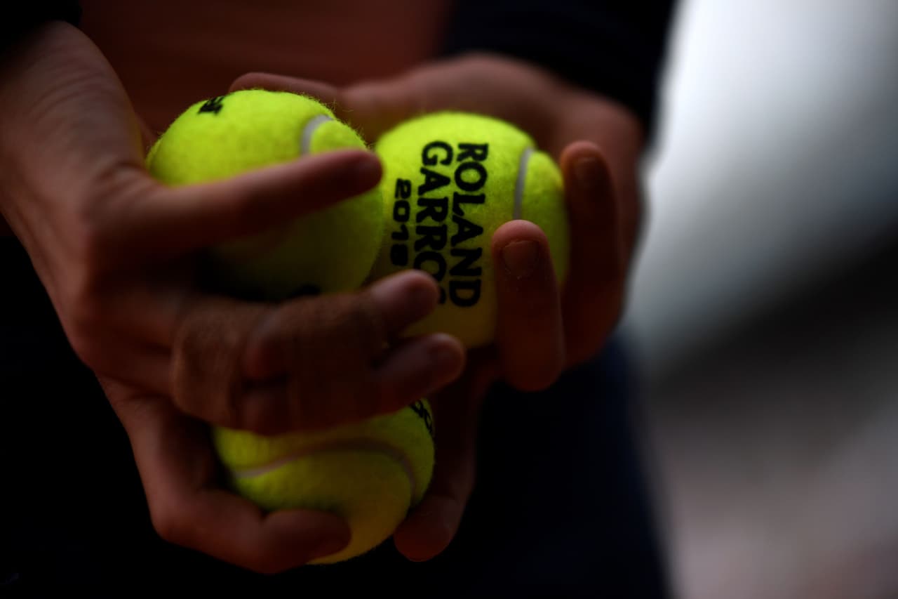 Y es que el movimiento del niño en búsqueda de la pelota fue lo más lógico, aunque la situación fue muy anecdótica, más por el escenario.