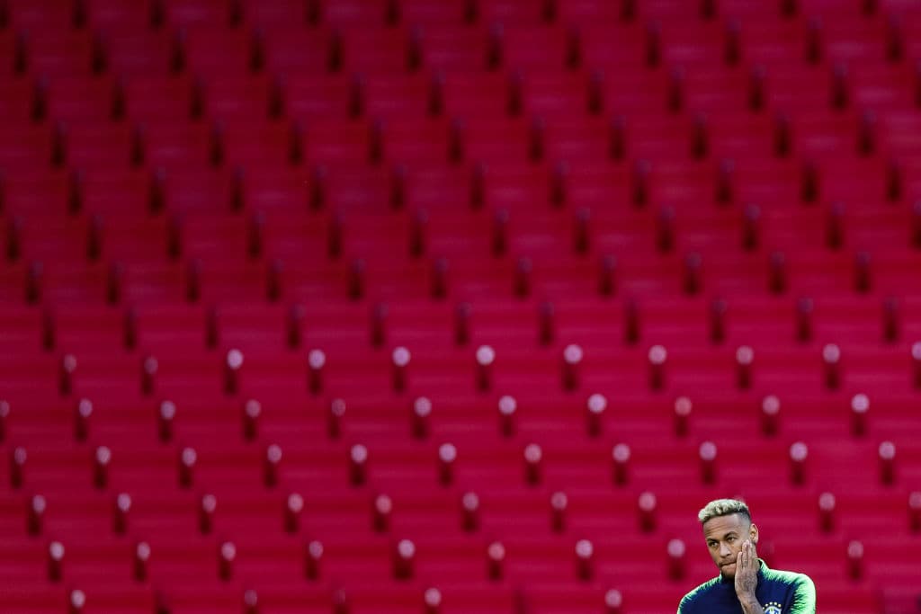 Bajo la mira el delantero de la selección brasileña y del PSG, Neymar. El astro de la Canarinha no ha estado muy fino en este Mundial, recordando que se repuso de una lesión antes de la justa rusa.