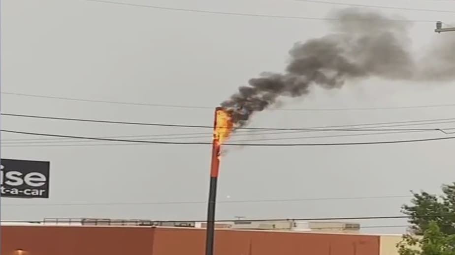 Rayo cae en la carretera Culebra y el Loop 1604