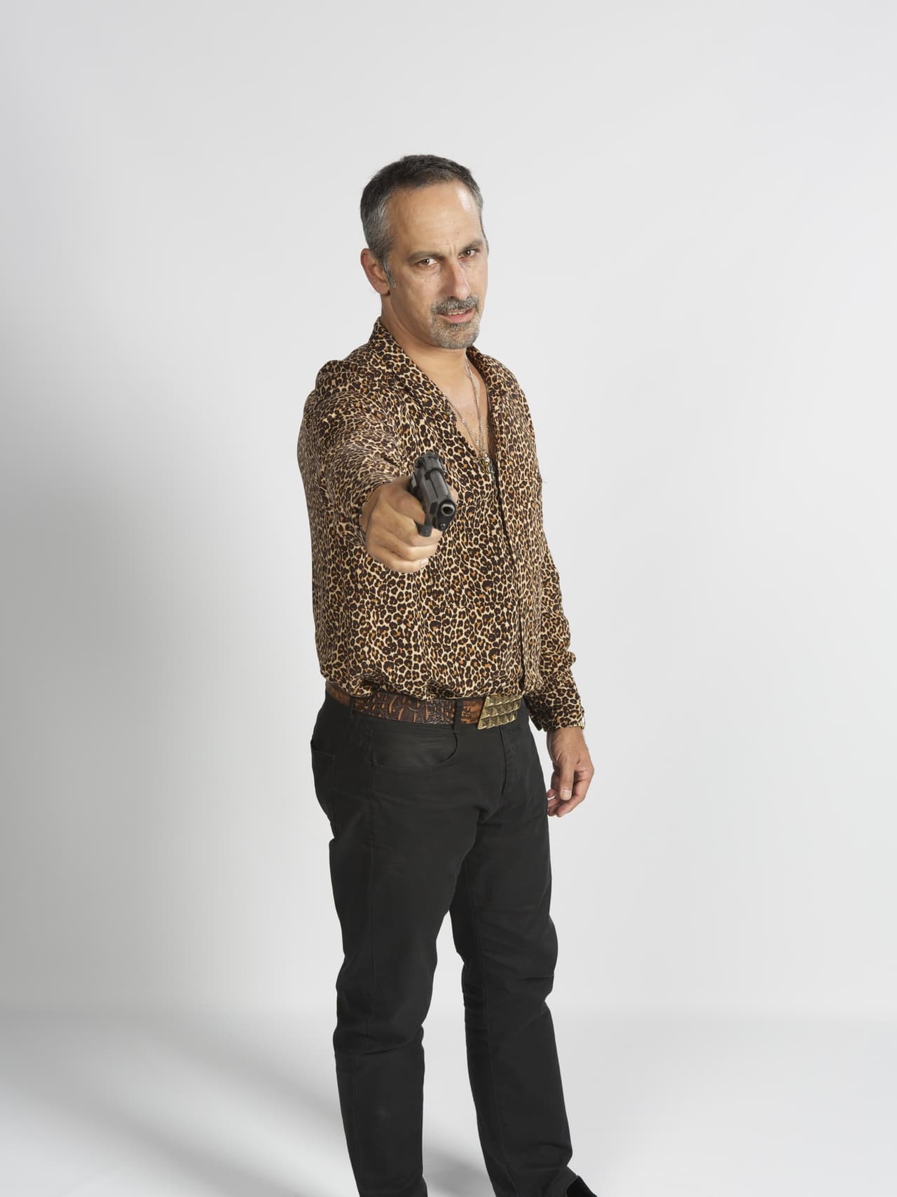 Está dispuesto a todo para terminar con su rival, Rogelio, y a ser feliz con la mujer a la que ama.