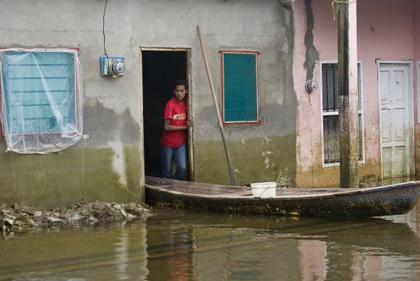 En Tlacotalpan, un pueblo colonial y patrimonio de la humanidad en el este de México que lleva semanas bajo el agua, sólo un cartel recuerda el festejo del bicentenario de la independencia, mientras Antonio Cruz busca comida para sus hijos que juegan en un charco.