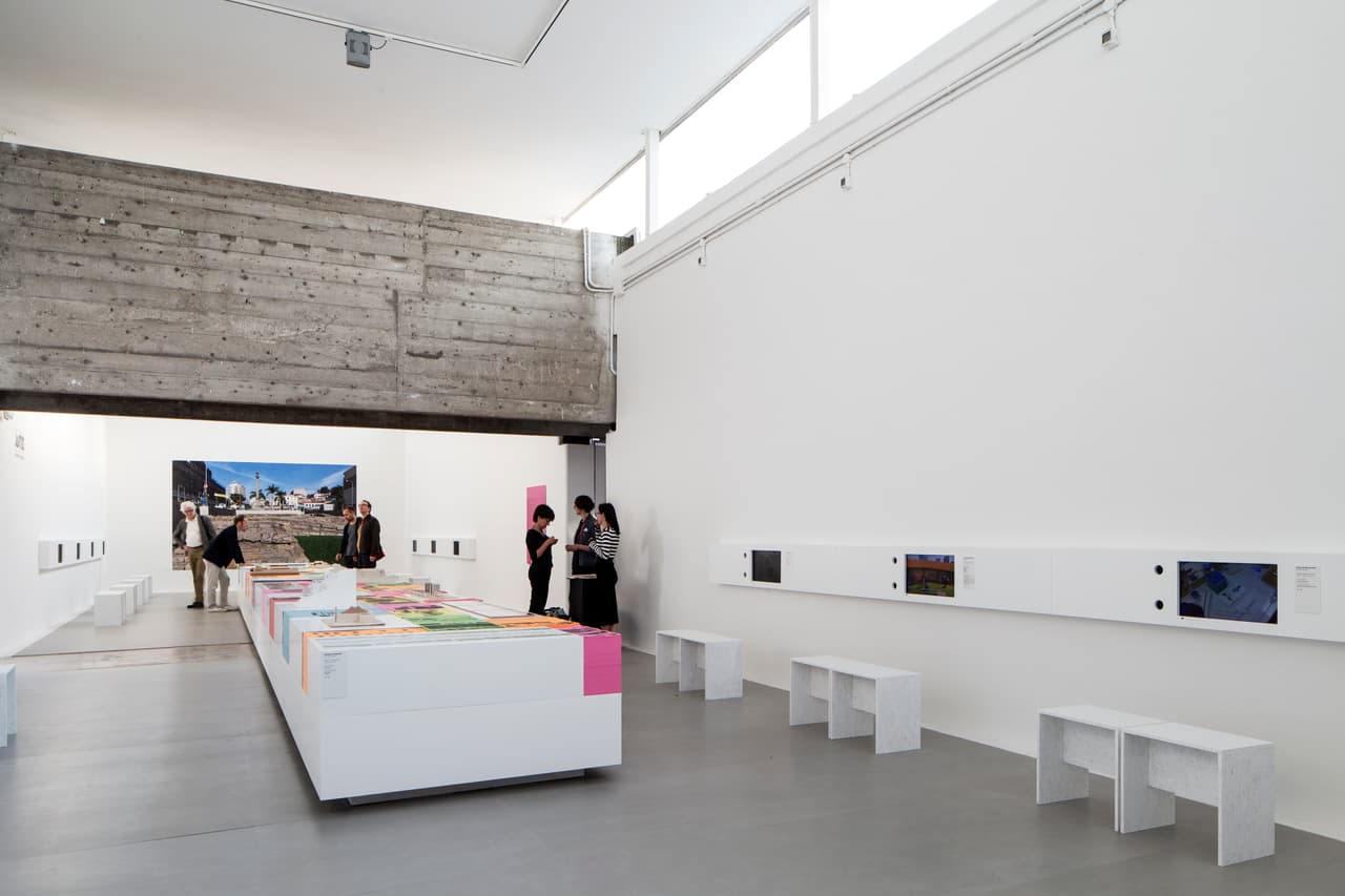 Titulado "Juntos", esta exhibición muestra historias de gente que han peleado para lograr cambios a psear de la pasividad institucional en ciudades de Brasil.