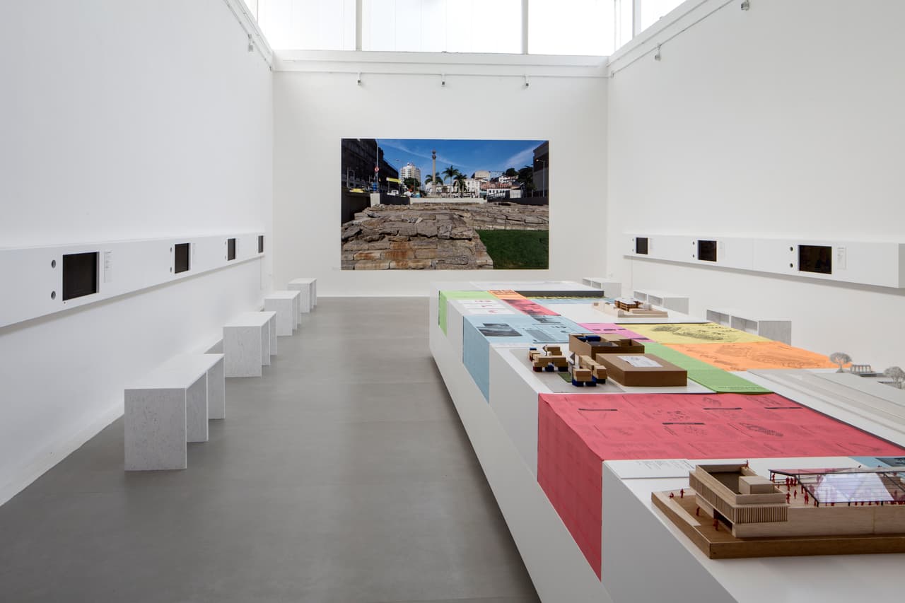 Titulado "Juntos", esta exhibición muestra historias de gente que han peleado para lograr cambios a psear de la pasividad institucional en ciudades de Brasil.