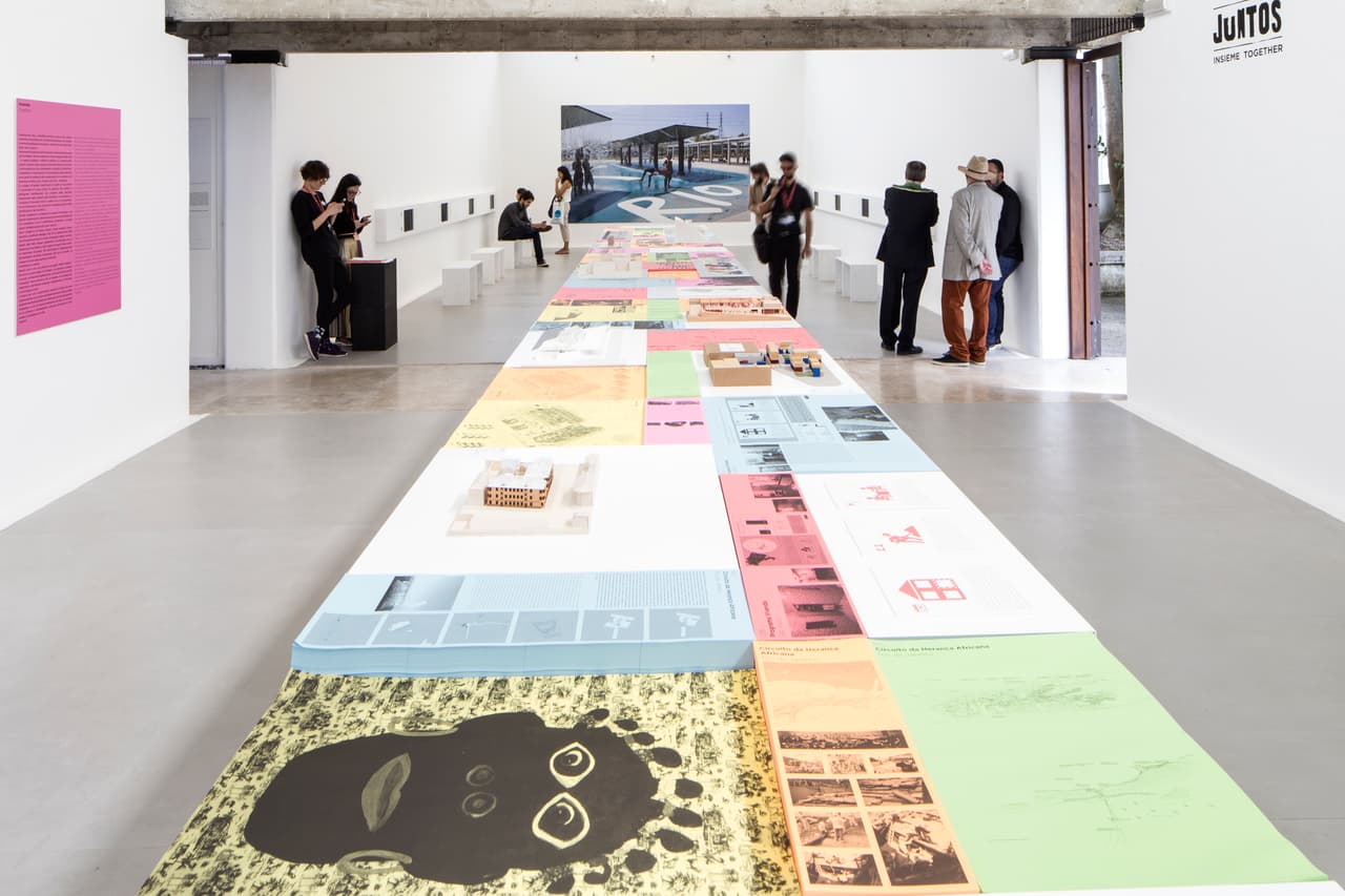 Titulado "Juntos", esta exhibición muestra historias de gente que han peleado para lograr cambios a psear de la pasividad institucional en ciudades de Brasil.