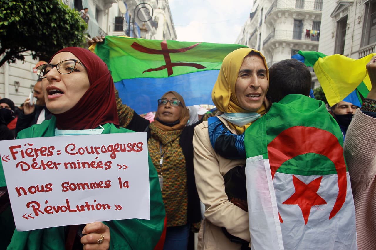<b>“Orgullosa, fuerte, decidida, somos la revolución”</b>, visto en Argel.