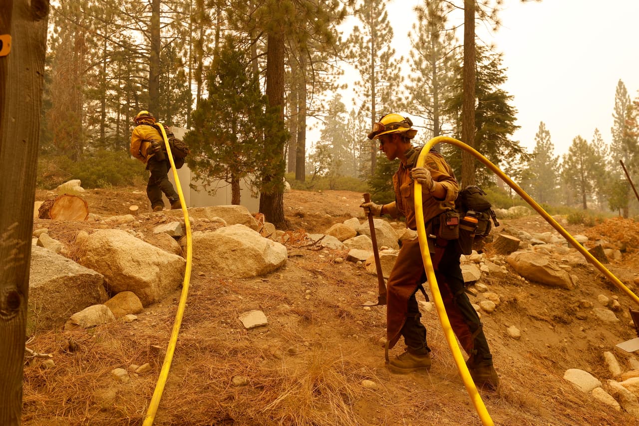 “Combatimos lo que podemos combatir y esperamos a que esos vientos remitan”, dijo a la Prensa Asociada Stephen Vollmer, analista de comportamiento de incendios para el Departamento de Bosques y Protección contra Incendios de California.