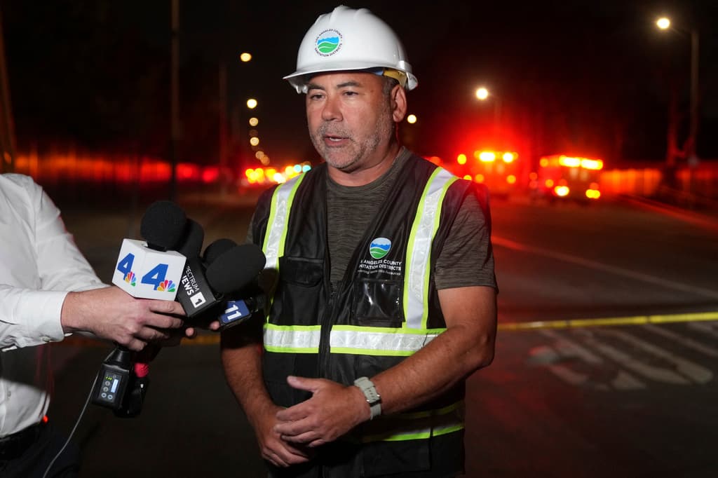 Los trabajadores, según explicó 
<b><a href="https://www.univision.com/shows/la-voz-de-la-manana/rescatan-a-31-trabajadores-atrapados-en-un-tunel-de-los-angeles-lo-que-se-sabe-video" target="_blank">Michael Chee</a></b> (en la foto), portavoz de los Distritos de Saneamiento del condado de Los Ángeles,
<b> estaban a unas 6 millas del acceso</b>, cuando 
<b>colapsó parte del terreno entre ellos y la máquina tuneladora</b>, que 
<b>estaba a 5 millas de la única entrada</b> al túnel de 
<b>18 pies de altura</b>.