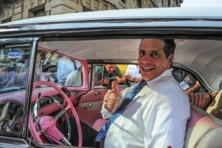 El gobernador de NY, Andrew Cuomo, posa dentro un auto antiguo durante su visita a La Habana.