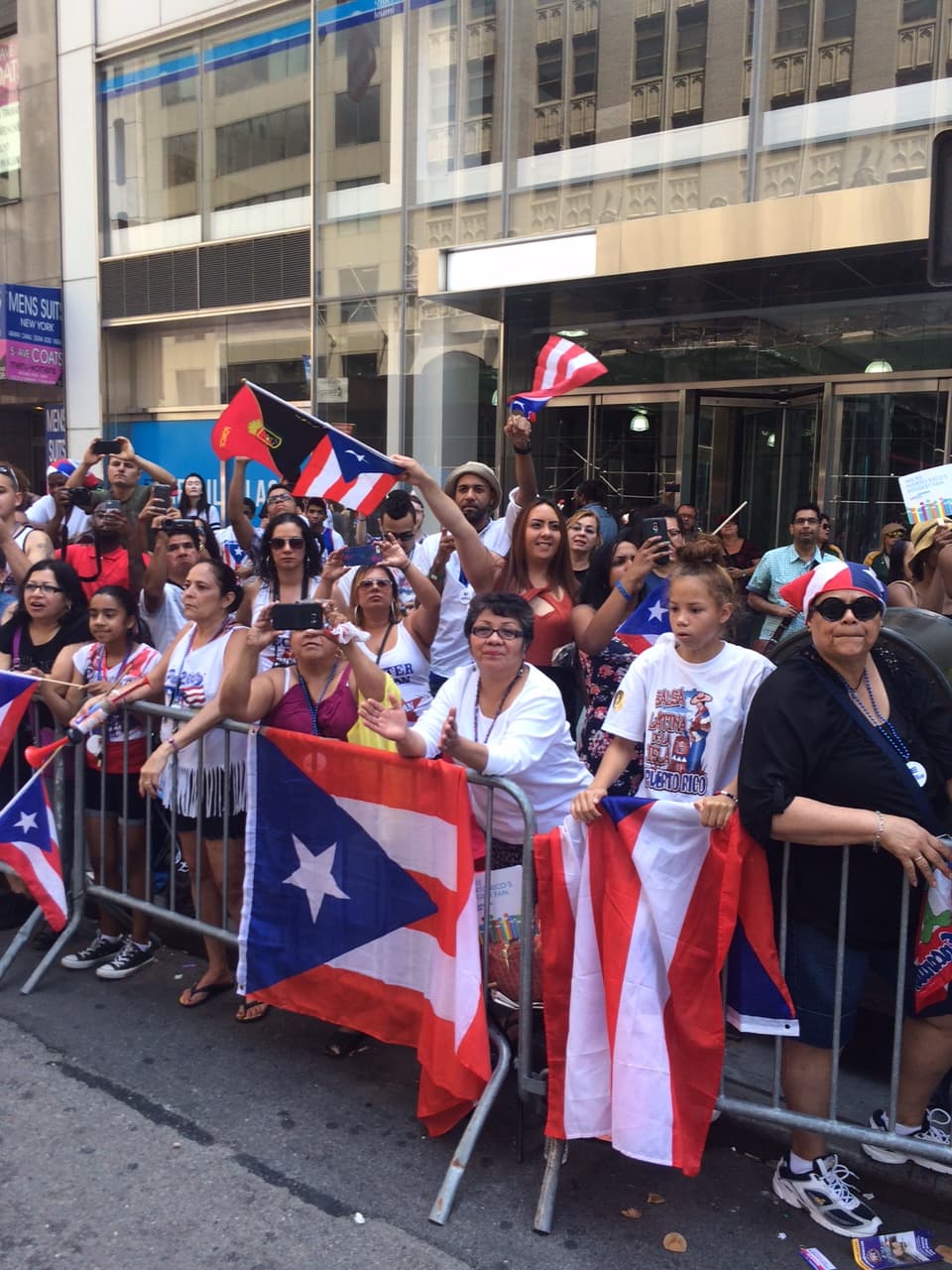 El equipo de Univision 41 se trasladó a la Quinta Avenida para formar parte de la edición 58 del Desfile Nacional Puertorriqueño en Nueva York, al cual también asistió el Gobernador de Puerto Rico Alejandro García Padilla. Un evento que sin duda ha puesto a gozar a los boricuas que se encuentran fuera de la isla.