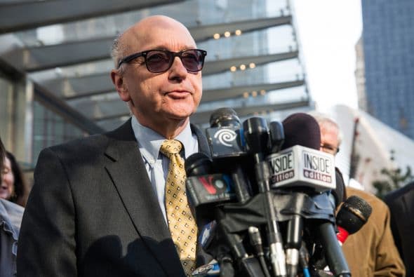 El gigante de cristal y acero se levanta junto a las cascadas con forma cuadrada donde antes se erigían las dos torres destruidas, y que ahora son un monumento que recuerda a las casi 3.000 personas muertas en los fatídicos atentados de 2001.