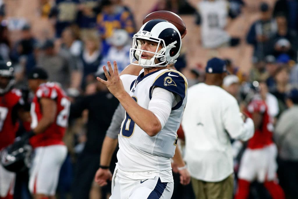 15) 
<b>Jared Goff, Los Angeles Rams</b>. Gracias al entrenador Sean McVay Goff lució como un quarterback muy diferente (y mejor) en 2017 comparado a 2016. Si sigue en espiral de crecimiento, será estelar.