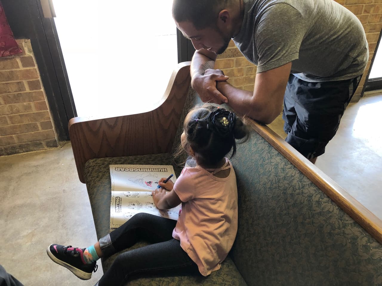 Giselle, de 3 años, esperaba a su madre Elizabeth Torres coloreando. Torres, una vendedora de tacos a las afueras de la empresa, relató que fue retenida por horas, pero la dejaron ir el mismo martes con una orden de presentación.