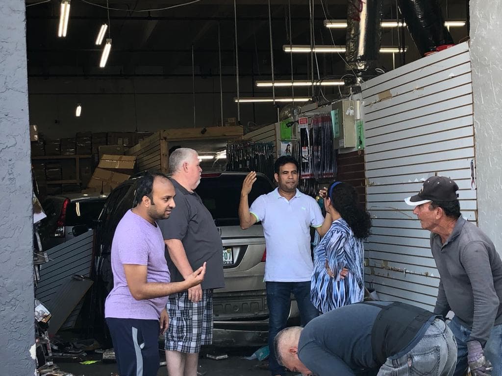 “Se robaron muchas pelucas que cuestan mucho dinero. Cada peluca cuesta de 1,000 a 1,500 dólares”, comentó el administrador de la tienda. 
<br>