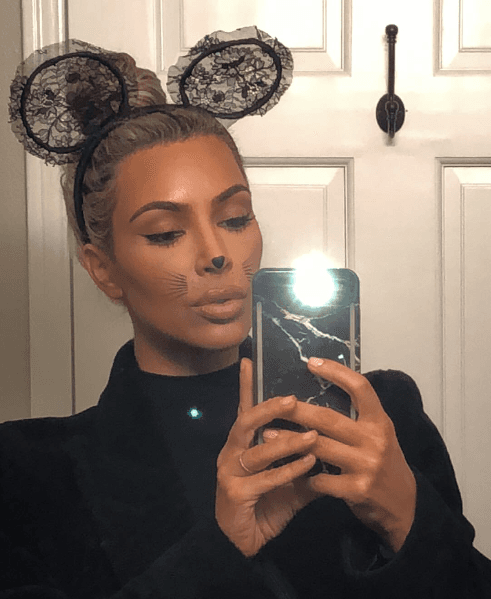 Kim Kardashian bromeó durante el día con el que sería su disfraz oficial para la fiesta de Halloween.