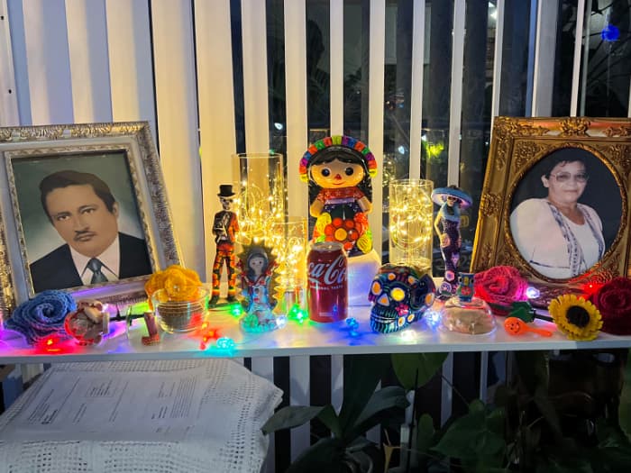 Guillermo Regalaado nos cuenta que su hija Gabriela Isabel, de Oakland, preparó este altar para sus abuelos paternos, David Regalado y María Isabel Guzmán, originarios de El Salvador.