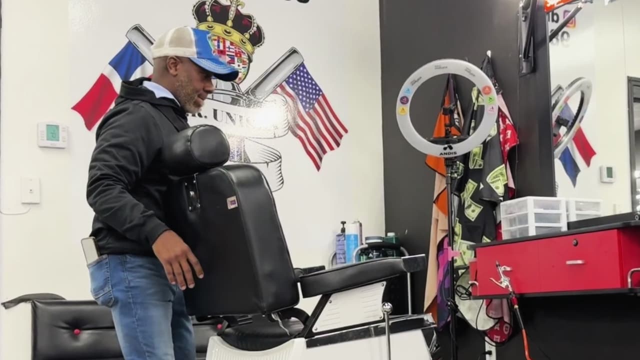 Dueño de barbería en Raleigh cuenta el impacto de las redadas: sin clientes ni trabajadores