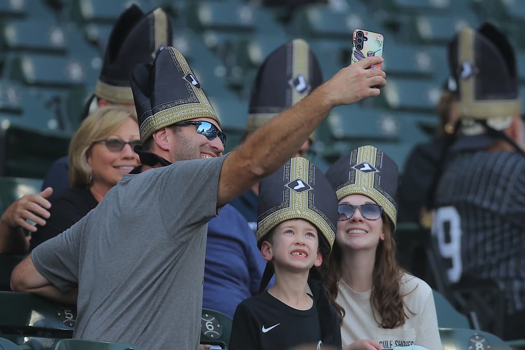 En el juego del martes por la noche en el Guaranteed Rate Field, los Chicago White Sox entregaron gorras con forma de mitra papal a los 38,113 asistentes, una promoción inspirada en el papa León XIV, oriundo de Chicago y seguidor del equipo.