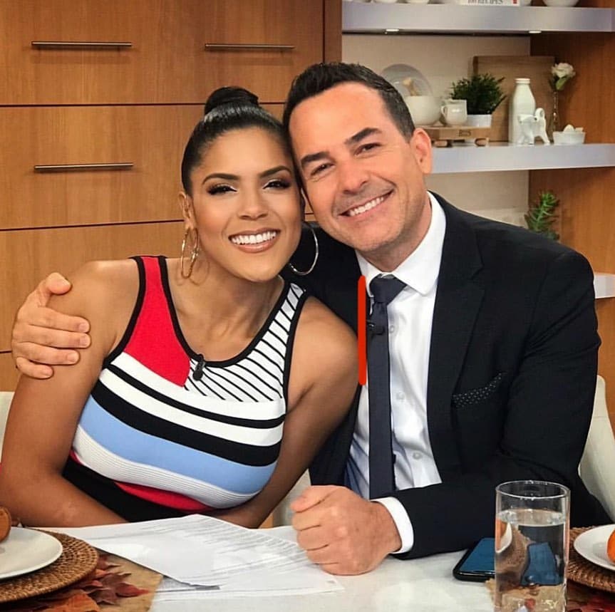 Con apretones y sonrisas de oreja a oreja dejan al descubierto cómo se llevan detrás de cámaras.