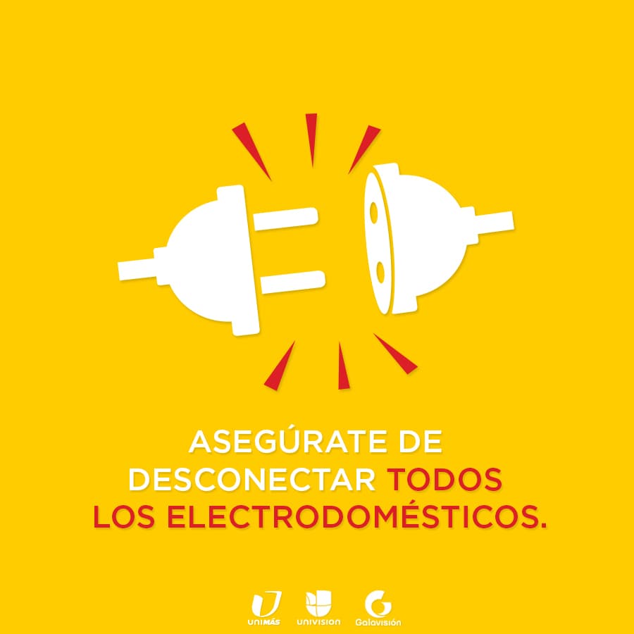 Desconecta todos los aparatos eléctricos pero con precaución, puedes utilizar guantes.