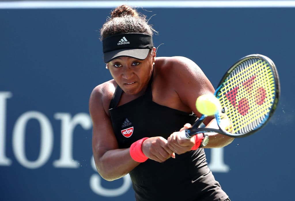 Osaka es una jugadora diestra y realiza el revés a dos manos, que con su 1.80 metros de estatura tiene corpulencia y capacidad física para responder en cancha.