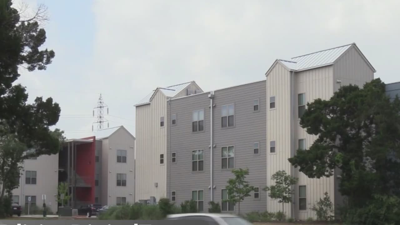 El concejal Gregorio Casal recuerda que hay ayuda disponible en la ciudad de Austin para que 
<a href="https://www.univision.com/local/austin-kakw/rent-ayudara-con-el-pago-de-renta-en-austin-fotos">personas puedan pagar su renta</a> sin han sido afectadas económicamente por la pandemia.