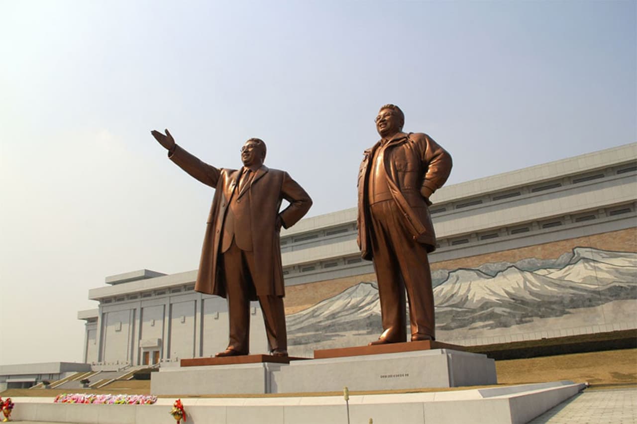 <b>El gran monumento de Mandsudae. </b>Las dos estatuas gigantes de bronce dedicadas a los líderes Kim Il Sung y Kim jong Il, es otro de los sitios de visita obligatoria, debido al impresionante tamaño de las esculturas. Según Cristina Moreno, representante de la agencia Destinia
<b>, </b>que opera en Corea del Norte desde 2013, los turistas siempre irán acompañados por dos guías. Este requisito es así incluso en el caso de viajes privados y/o individuales.