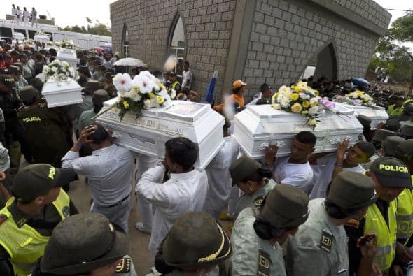 En minutos, las llamas devoraron el transporte ante la mirada impotente de los vecinos que intentaban sofocar el incendio.