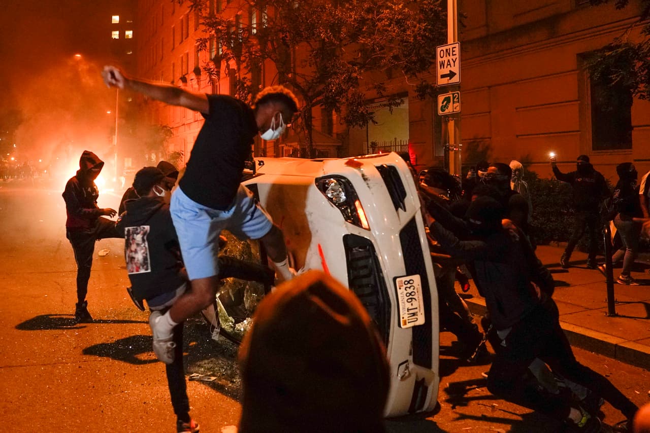 La protesta cerca de la Casa Blanca se tornó violenta hacia la noche. Los manifestantes demandan justicia por la muerte del afroestadounidense George Floyd después de ser retenido por los oficiales de policía de Minneapolis.