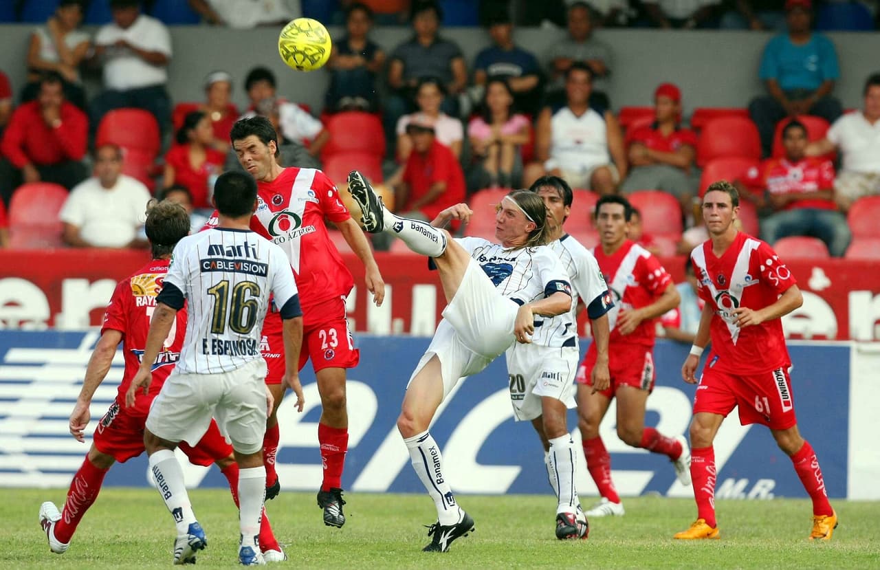 En el 2004 Veracruz se midió a Pumas en la Liguilla del Apertura 2004. Los jarochos llegaron como superlíderes del torneo, pero poco les sirvió ante los felinos de Hugo Sánchez, pues perdieron 3-0 como locales.