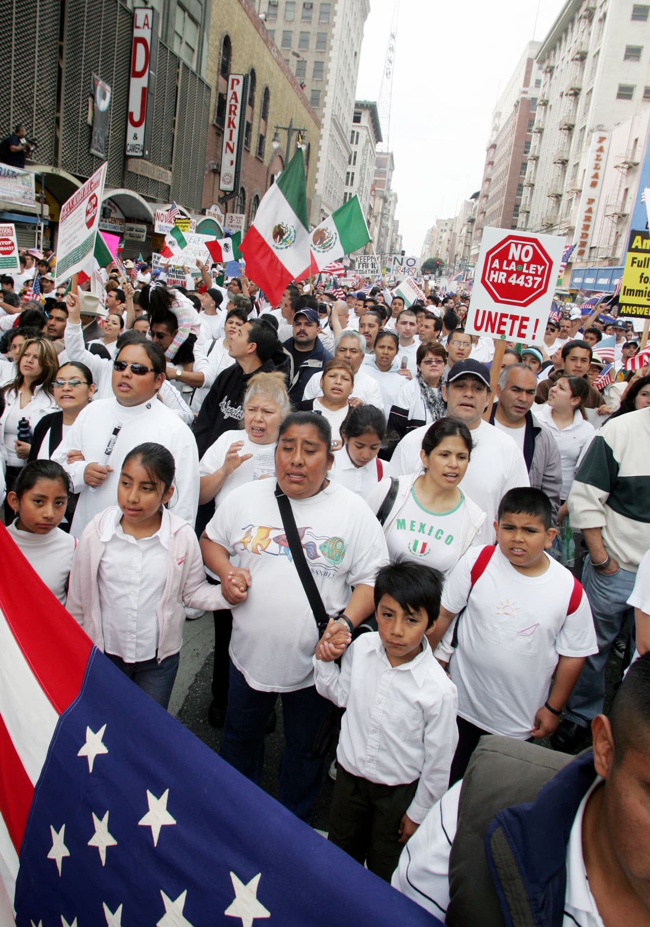 Las familias protestaban para no ser separadas.